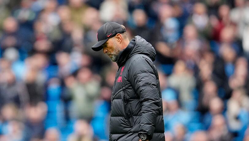 FC Liverpool-Coach Jürgen Klopp verlässt mit gesenktem Kopf das Spielfeld.