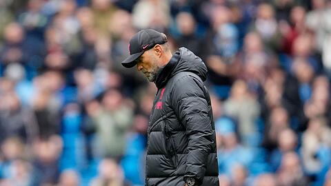FC Liverpool-Coach Jürgen Klopp verlässt mit gesenktem Kopf das Spielfeld.