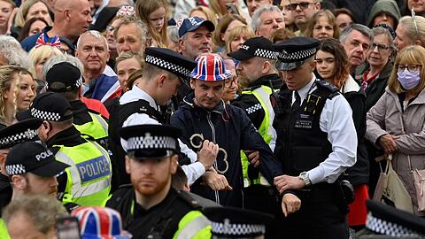 Ein Demonstrant wird am Krönungstag von König Charles in London festgenommen.