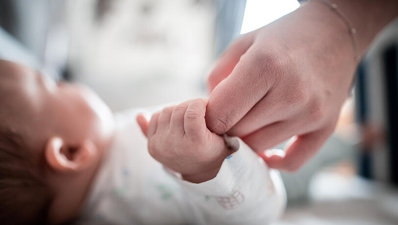 Eins von 21.110 Babys, das im Jahr 2023 in München zur Welt gekommen ist - das sind weniger als im Vorjahr.