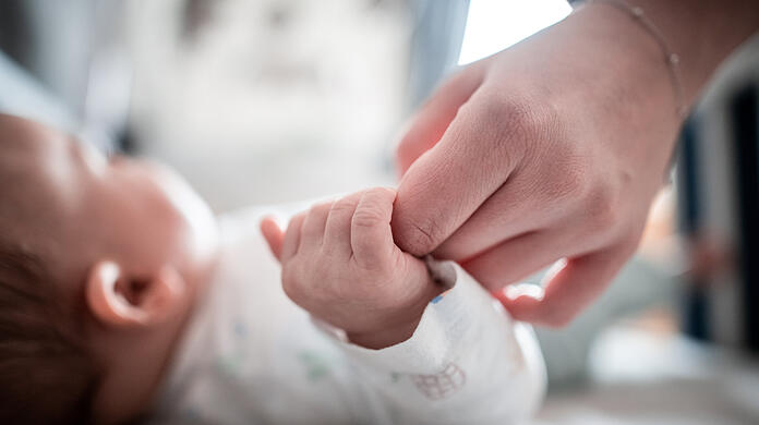 Eins von 21.110 Babys, das im Jahr 2023 in München zur Welt gekommen ist - das sind weniger als im Vorjahr.