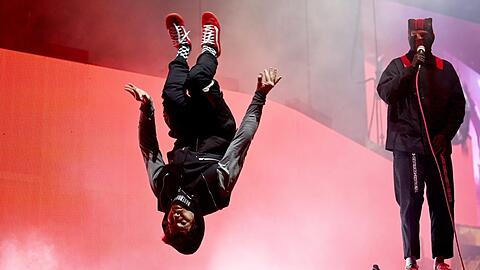 Josh Dun von Twenty One Pilots zeigt den Rückwärtssalto vom Piano beim Konzert in der Olympiahalle.