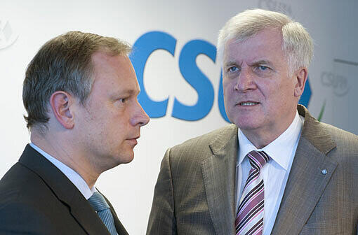 Noch-Finanzminister Georg Fahrenschon (CSU) will erst abtreten, wenn sein neuer Job als Sparkassenpräsident sicher ist. Ministerpräsident Horst Seehofer (CSU) tobt: Das war so nicht abgesprochen.