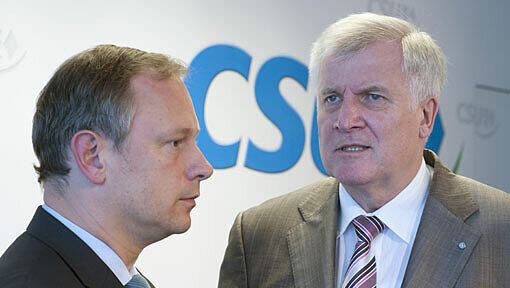 Noch-Finanzminister Georg Fahrenschon (CSU) will erst abtreten, wenn sein neuer Job als Sparkassenpräsident sicher ist. Ministerpräsident Horst Seehofer (CSU) tobt: Das war so nicht abgesprochen. Noch-Finanzminister Georg Fahrenschon (CSU) will erst abtreten, wenn sein neuer Job als Sparkassenpräsident sicher ist. Ministerpräsident Horst Seehofer (CSU) tobt: Das war so nicht abgesprochen.
