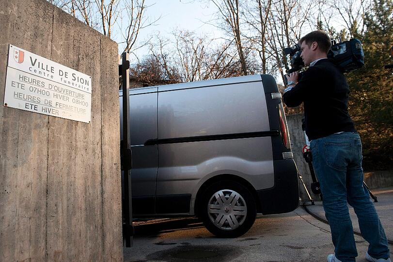 Trauer, Wut, Entsetzen: Nach dem schrecklichen Busunfall in der Schweiz mit 28 toten Menschen fallen sich Angehörige in die Arme, Freunde stellen Kerzen auf und besuchen Gottestdienste. Die Bilder
