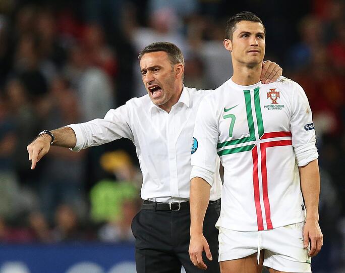 EM 2012: Halbfinalaus gegen Spanien. Wie bitter für Ronaldo - wieder gibt's keinen Titel mit Portugal. Diesmal scheiterte er im Elfmeterschießen an Spanien. Aber Cristiano hat nicht nur die Haare schön, keiner leidet so schön wie der Superstar von Real Madrid.