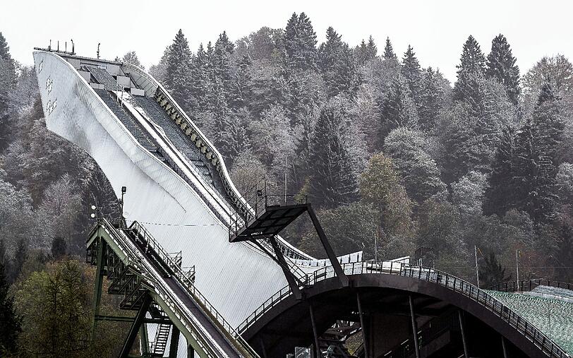 Schneebedeckte Bäume oberhalb der Olympia-Skisprungschanze in Garmisch-Partenkirchen. Zum Skispringen trotzdem noch zu früh.