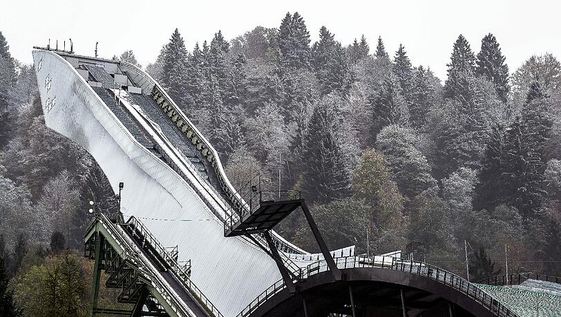 Schneebedeckte Bäume oberhalb der Olympia-Skisprungschanze in Garmisch-Partenkirchen. Zum Skispringen trotzdem noch zu früh. Schneebedeckte Bäume oberhalb der Olympia-Skisprungschanze in Garmisch-Partenkirchen. Zum Skispringen trotzdem noch zu früh.