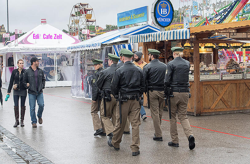 Polizeistreife auf dem Festgelände - hier gibt's das tägliche Wiesn-Blaulicht.