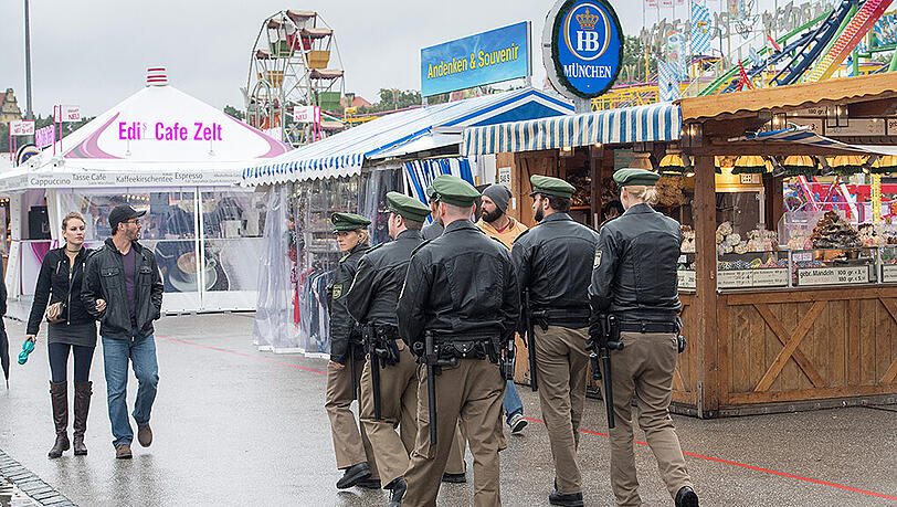 Polizeistreife auf dem Festgelände - hier gibt's das tägliche Wiesn-Blaulicht. Polizeistreife auf dem Festgelände - hier gibt's das tägliche Wiesn-Blaulicht.