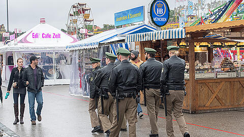 Polizeistreife auf dem Festgelände - hier gibt's das tägliche Wiesn-Blaulicht.