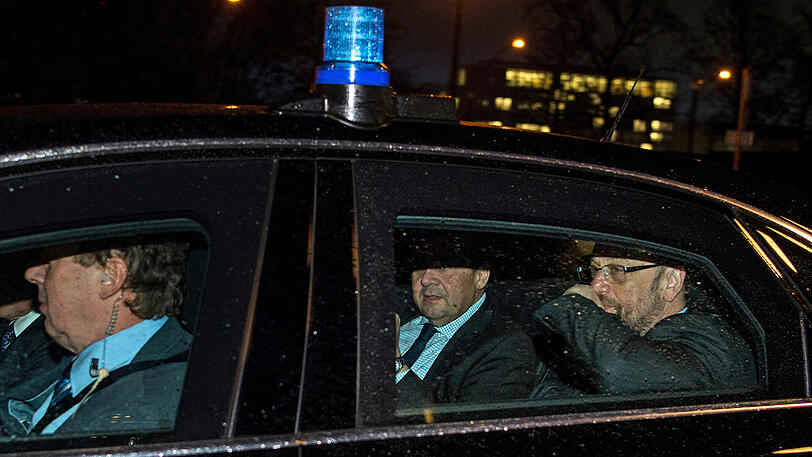 Die Chauffeure fahren die SPD-Granden vor: Parteichef Martin Schulz (r.), und Außenminister Sigmar Gabriel (2.v.r) kommen am Mittwoch ins Bundeskanzleramt.