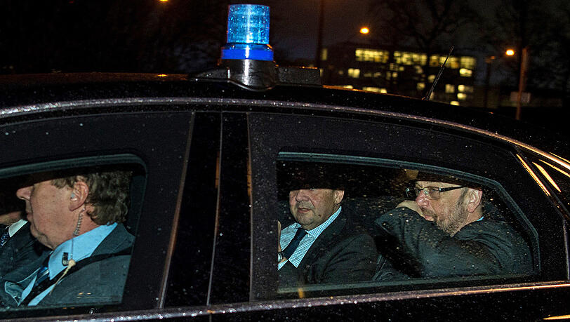 Die Chauffeure fahren die SPD-Granden vor: Parteichef Martin Schulz (r.), und Außenminister Sigmar Gabriel (2.v.r) kommen am Mittwoch ins Bundeskanzleramt. Die Chauffeure fahren die SPD-Granden vor: Parteichef Martin Schulz (r.), und Außenminister Sigmar Gabriel (2.v.r) kommen am Mittwoch ins Bundeskanzleramt.