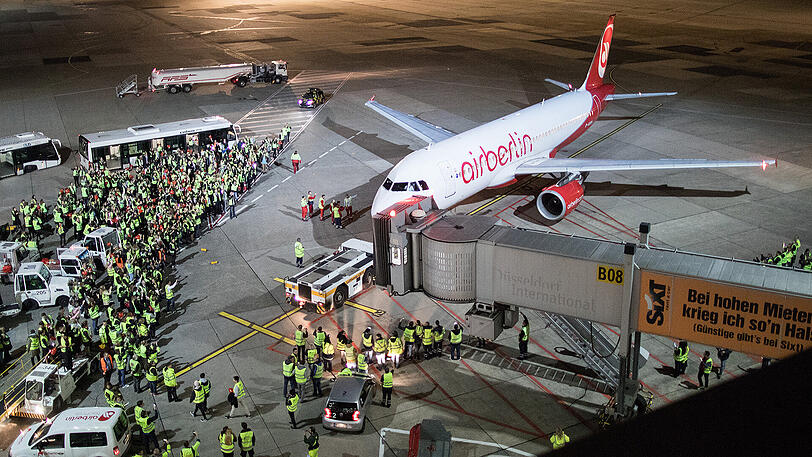 Der allerletzte Air-Berlin-Flug startete in Düsseldorf. Passagiere haben zum Abschied Schokolade bekommen, der Flieger eine Wasserdusche.