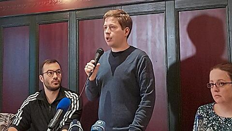 Kühnert (M.) mit den Münchner Jusos Christian Köning und Lena Odell.
