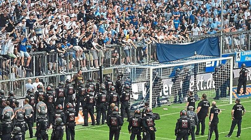 Beim Relegationsspiel gegen Regensburg sind auch Fahnenstangen geflogen, jetzt ist ein Löwenfan deshalb verurteilt worden.