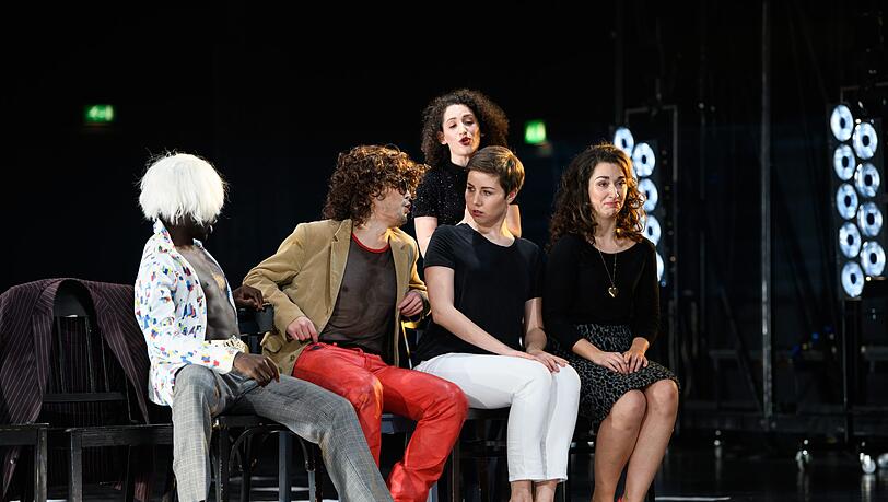 "So machen's alle" im Prinzregententheater mit Studierenden der Theaterakademie und der Hochschule für Musik und Theater. "So machen's alle" im Prinzregententheater mit Studierenden der Theaterakademie und der Hochschule für Musik und Theater.