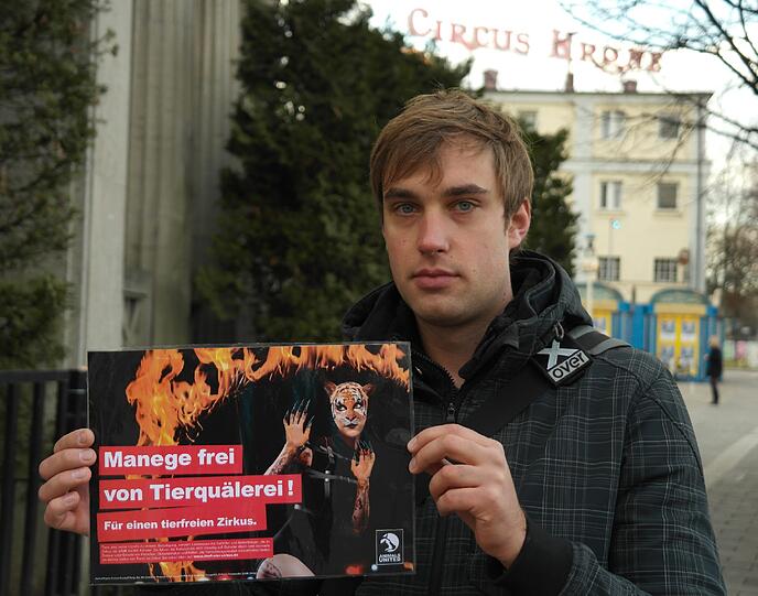 Prominente Unterstützung für die Plakatkampagne der Tierschützer gab's von Tattoo-Model Sandy P. Peng.