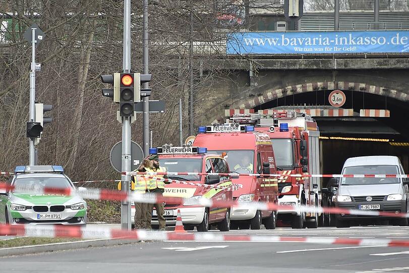 Wackeliges Stahlgerüst: Während der Sicherungsarbeiten der Feuerwehr musste die Baumkirchner Straße drei Stunden gesperrt werden.