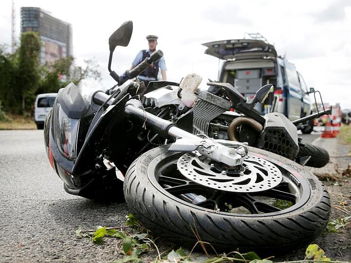 Ein Motorrad liegt nach einem Unfall auf der Straße.