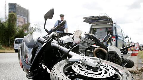 Ein Motorrad liegt nach einem Unfall auf der Straße.