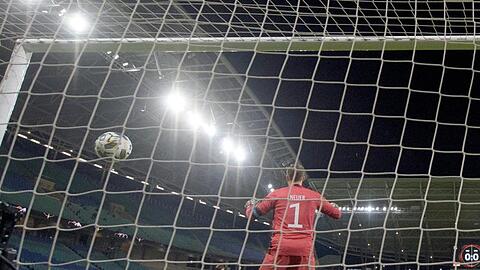 Rekord-Nationaltorhüter Manuel Neuer (M.) war beim 0:1 machtlos.