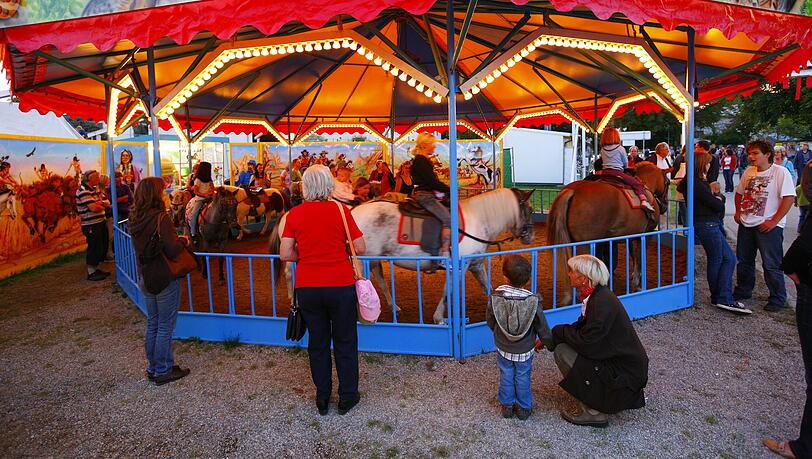 Ponyreiten auf einem bayerischen Volksfest. (Archivbild)