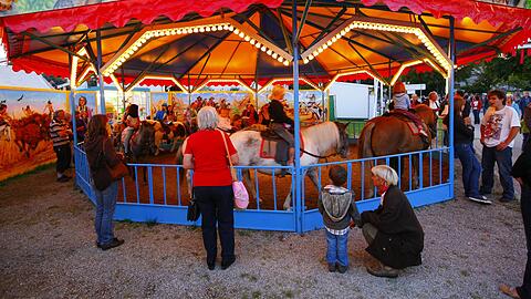 Ponyreiten auf einem bayerischen Volksfest. (Archivbild)