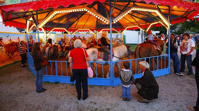 Ponyreiten auf einem bayerischen Volksfest. (Archivbild)