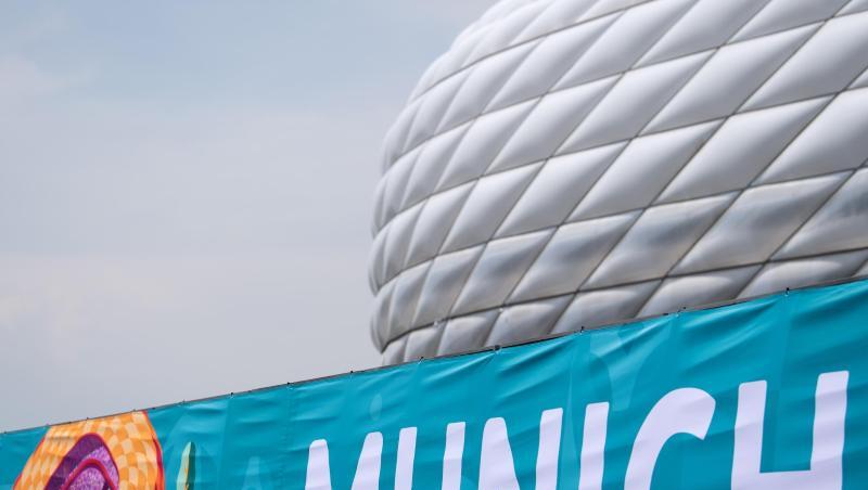 Ein Banner mit der Aufschrift "Munich" ist kurz vor Beginn der Fußball EM vor der Arena gespannt. Ein Banner mit der Aufschrift "Munich" ist kurz vor Beginn der Fußball EM vor der Arena gespannt.
