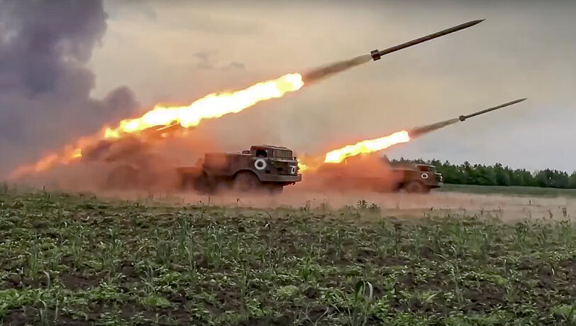 Uragan-Mehrfachraketenwerfer des russischen Militärs feuern Raketen auf ukrainische Truppen. Uragan-Mehrfachraketenwerfer des russischen Militärs feuern Raketen auf ukrainische Truppen.