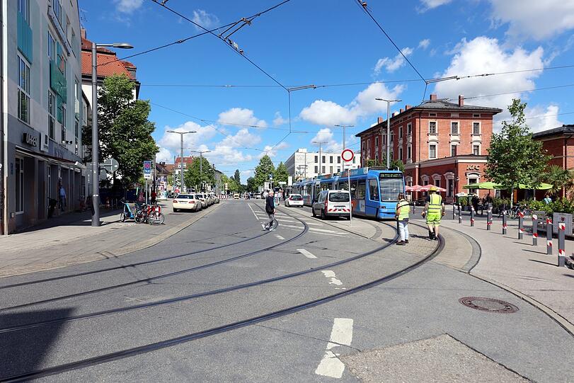 Taxis, Tram, Bahn: Der Pasinger Bahnhofsplatz ist ein Verkehrsknoten.