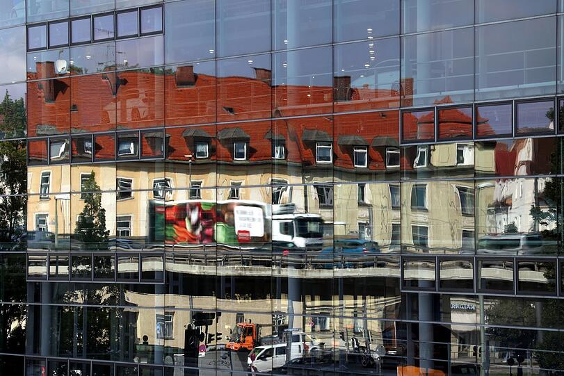 Gründerzeitliches spiegelt sich im Mercedes-Gebäude am Ring.
