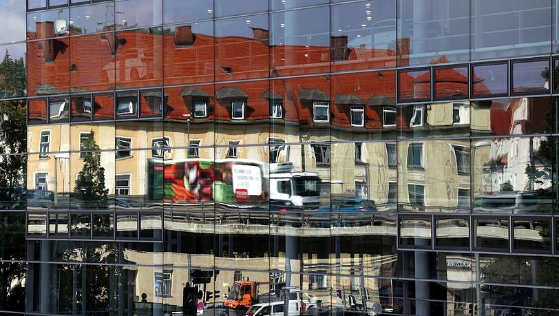 Gründerzeitliches spiegelt sich im Mercedes-Gebäude am Ring. Gründerzeitliches spiegelt sich im Mercedes-Gebäude am Ring.