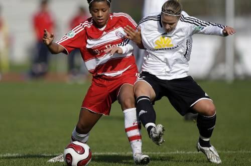 Angebote aus der Bundesliga und aus der Schweiz: Bayern-Stürmerin Nicole Banecki (l.).