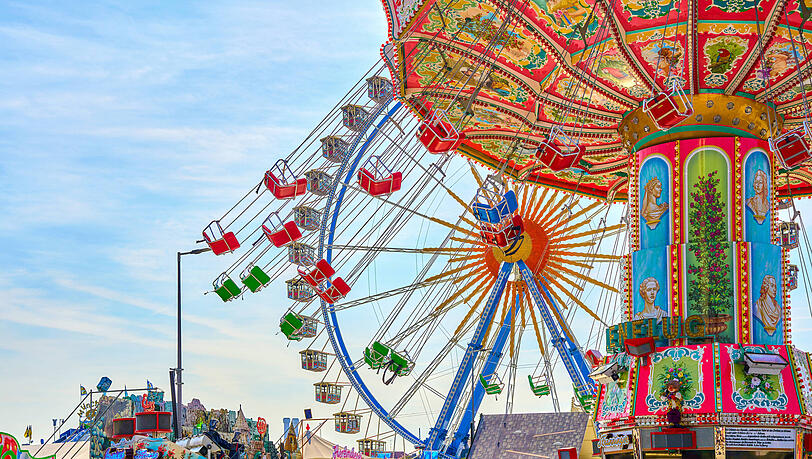 Da ist für jeden etwas dabei: Das Kettenkarussell dreht seine Runden, im Riesenrad geht es hoch über die Wiesn und auf den großen Bahnen wird es deutlich rasanter. Abseits der Festzelte reiht sich ein Fahrgeschäft an das nächste – mit viel Licht, Musik und ganz unterschiedlichen Möglichkeiten, den Wiesnbesuch noch um eine Runde zu verlängern. Da ist für jeden etwas dabei: Das Kettenkarussell dreht seine Runden, im Riesenrad geht es hoch über die Wiesn und auf den großen Bahnen wird es deutlich rasanter. Abseits der Festzelte reiht sich ein Fahrgeschäft an das nächste – mit viel Licht, Musik und ganz unterschiedlichen Möglichkeiten, den Wiesnbesuch noch um eine Runde zu verlängern.