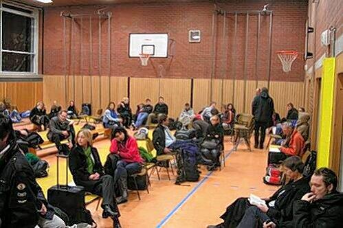 Die Fahrgäste des Pannen-ICE wurden in einer zum Notquartier umfunktionierten Turnhalle untergebracht.