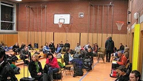 Die Fahrgäste des Pannen-ICE wurden in einer zum Notquartier umfunktionierten Turnhalle untergebracht. Die Fahrgäste des Pannen-ICE wurden in einer zum Notquartier umfunktionierten Turnhalle untergebracht.