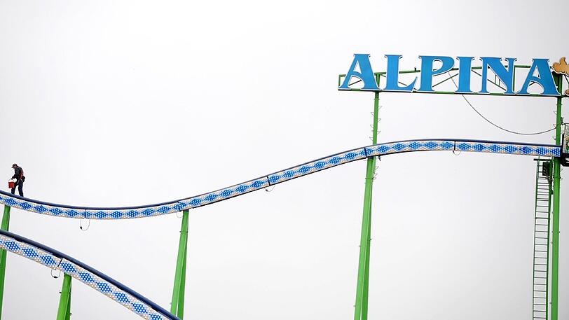 Durch den sogenannten "Airtime-Effekt" fühlen sich Passagiere in der Alpina-Bahn bei 80 km/h fast schwerelos: Die Erdanziehung scheint außer Kraft gesetzt. Bis heute ist sie mit ihren 910 Metern Schienenlänge und einer Grundfläche von über 2700 Quadratmetern die größte und längste transportalbe Achterbahn der Welt - ohne Überschlag.