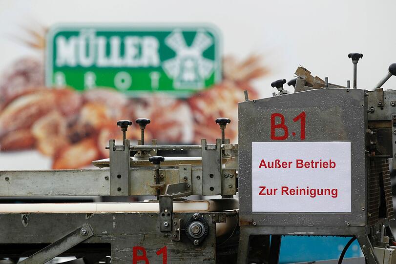 Mitarbeiter von Müller-Brot reinigen am Donnerstag (08.03.2012) im Produktionsgebäude der Müller-Brot GmbH in Neufahrn. Nach jahrelangen Hygieneproblemen hatten die Aufsichtsbehörden die Müller-Brot-Fabrik in Neufahrn bei München Ende Januar 2012 geschlossen. Wenige Wochen später meldete das Unternehmen Insolvenz an.