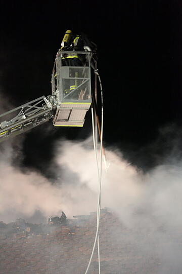 Ein Dachstuhl in Mettenheim steht in Flammen. Die Feuerwehr rückt mitten in der Nacht zum Löschen an. Die Bilder vom Einsatz.
