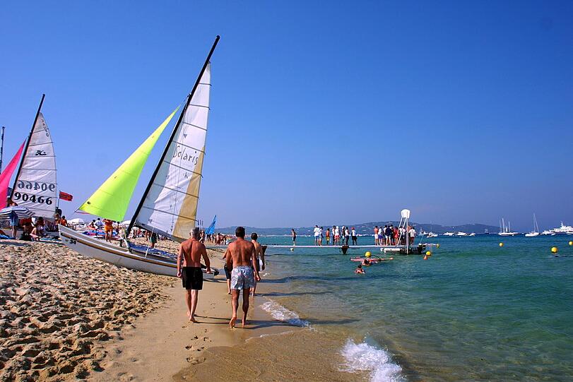 Cota d Azur: In der Nachsaison herrscht sogar an der Plage de Pampelonne bei St. Tropez Müßiggang.