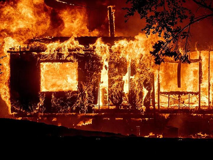 Ein brennendes Haus im Bezirk Sonoma.