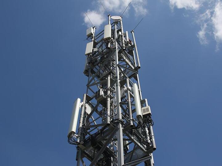 Ein Mobilfunkmast in Berlin. Für die großen öffentlichen Netze haben Provider 6,6 Milliarden Euro in einer Auktion von 5G-Frequenzen ausgegeben.