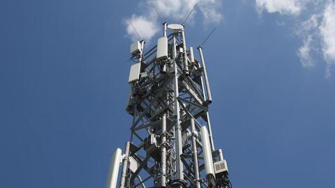Ein Mobilfunkmast in Berlin. Für die großen öffentlichen Netze haben Provider 6,6 Milliarden Euro in einer Auktion von 5G-Frequenzen ausgegeben.