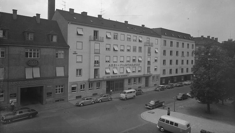 Der historische Standort. Links im Gebäude neben dem Kino an der Türkenstraße die Firmenzentrale. Der historische Standort. Links im Gebäude neben dem Kino an der Türkenstraße die Firmenzentrale.