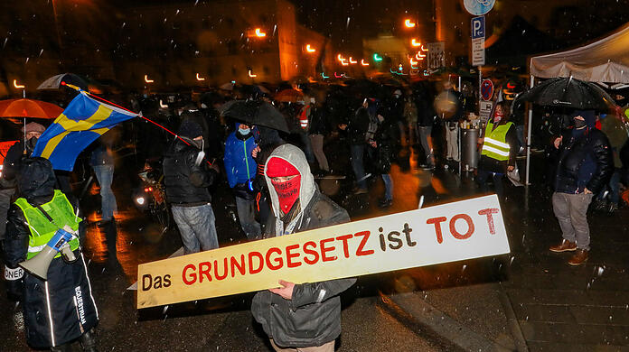 "Das Grundgesetz ist tot": Ein Corona-Demonstrant am Sonntagabend am Geschwister-Scholl-Platz.