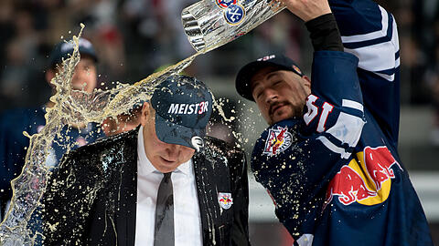 April 2018: Bierdusche für EHC-Coach Don Jackson.