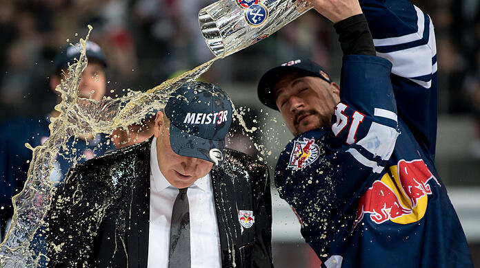 April 2018: Bierdusche für EHC-Coach Don Jackson.