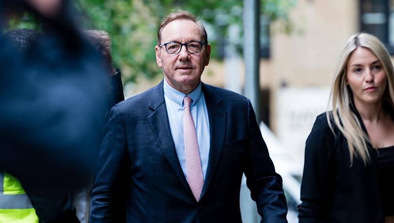 Kevin Spacey betritt mit seinen Anwälten das Gericht in London.